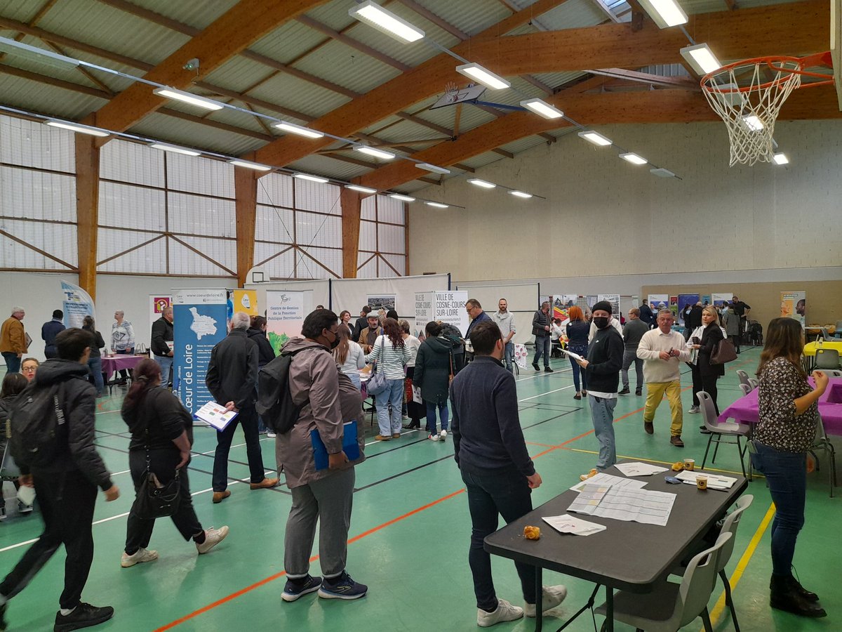 Les rencontres de l'#emploi de #cosne sont à leur zenith!
45 entreprises réunies en pôlesde valeur, solidarité, savoir-faire, assistance, inovation, convivialité 
#Oserdenouvellesvoies
Merci à Madame la sous-prefete de Cosne <a href="/Prefet58/">Préfète de la Nièvre 🇫🇷</a>
@pole_emploi <a href="/YvesHutin/">Yves Hutin</a>  <a href="/SebastienMinot/">Sébastien Minot</a>
