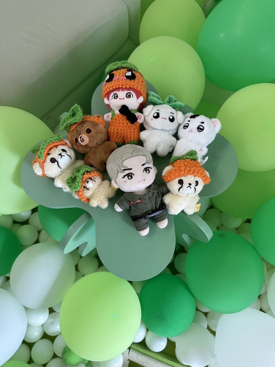 Rose0701127's tweet photo. NCT@XYZの入場特典はテヨン自引きでした🥹💚✨
滅多に無いことだけに嬉しい🥹💚✨
チングのチタリにも🎃ハロウィン帽子をソンムルして大集合🎃
NCTがたくさんで また行きたいな思える
素敵な空間だった〜🥹💚✨
 
#NCT #NCT127 #NCTDREAM #WayV #NCT_at_XYZ #XYZPOPUP https://t.co/tm7txJdxaF