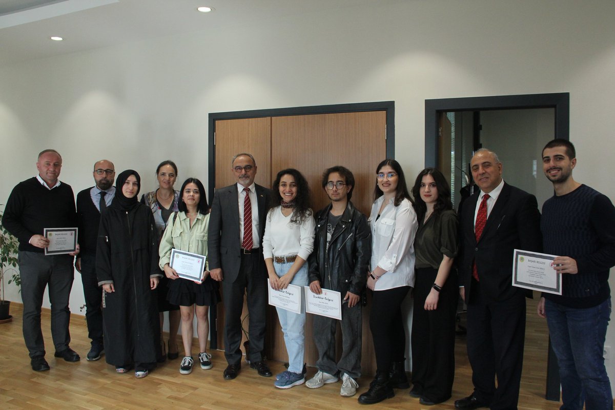 Fakültemizden derece ile mezun olan öğrencilerimize ve Aydın Doğan Genç İletişimler Yarışması ile TRT Geleceğin İletişimleri Yarışması'ndan ödülle dönen öğrencilerimize başarı ve teşekkür belgelerini takdim ettik. Öğrencilerimizi tebrik ediyor ve başarılarının devamını diliyoruz.