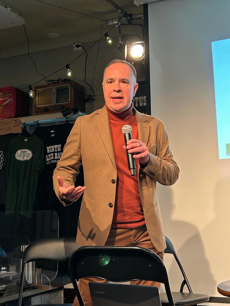 TankesmedMagma's tweet photo. Rapporten "Har svenskan i Karleby en framtid?" lanseras i dag på Kulturgaraget. Jens Berg presenterar rapporten som är ett samarbete mellan Magma och BMR. Ladda ner rapporten på vår webbplats https://t.co/pEPlKo132q! https://t.co/w7nsR9BDkV