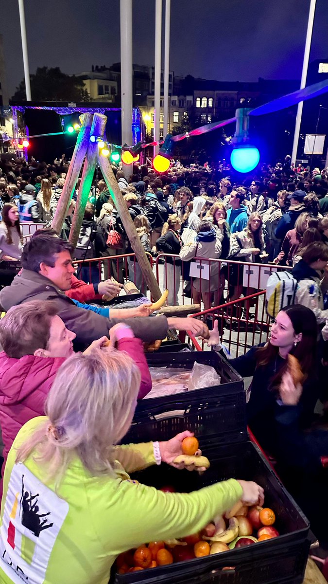 dalle_benjamin's tweet photo. Ondanks het vroege uur was het één groot feest in Antwerpen voor Dag van de Jeugdbeweging. Ik wens de honderdduizenden kinderen en jongeren een geweldige #dvdjb toe! https://t.co/42xfOrabOM