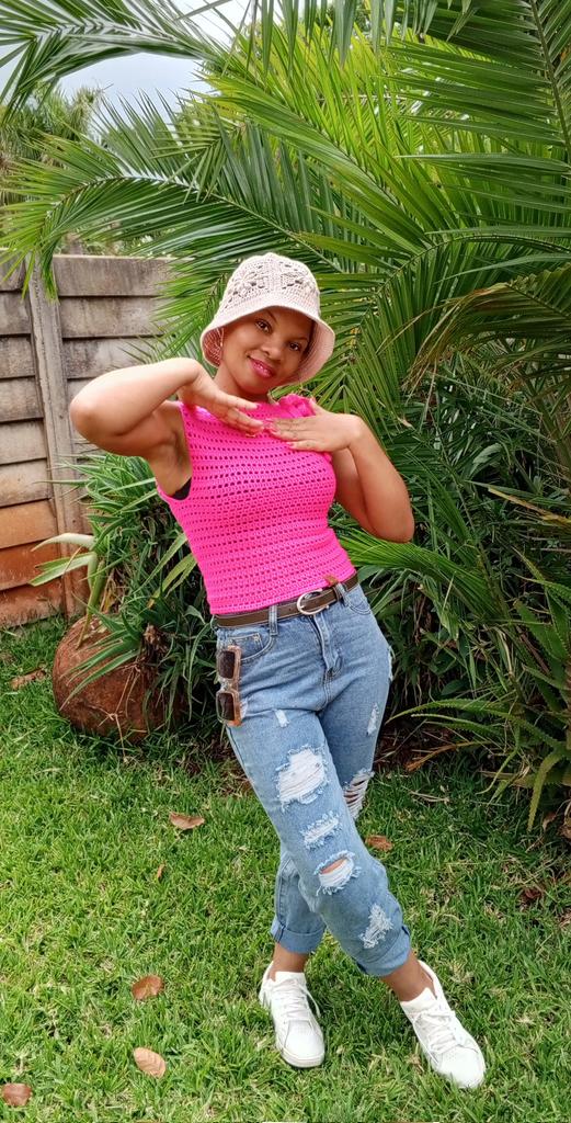CrochetsnKnitsV's tweet photo. On that Pinktober note💕, weekend mood😎. 

Crochet top $20
Sling bag $30
Bucket hat $15
Call or Whatsapp 0775626825 to order.

Happy weekend y'all..... https://t.co/vFqCoqkmcr