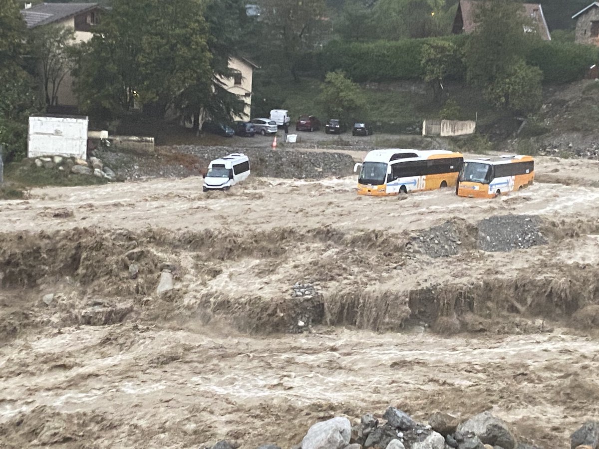 tokai06's tweet image. À Saint Martin Vesubie la décision a été prise d’évacuer malgré tout les HLM et même les maisons alentours sur la rive droite du Boreon. Les routes entre les ponts Maïssa et celui de Venanson risquent à tout moment d’être empotées. #AlerteRouge