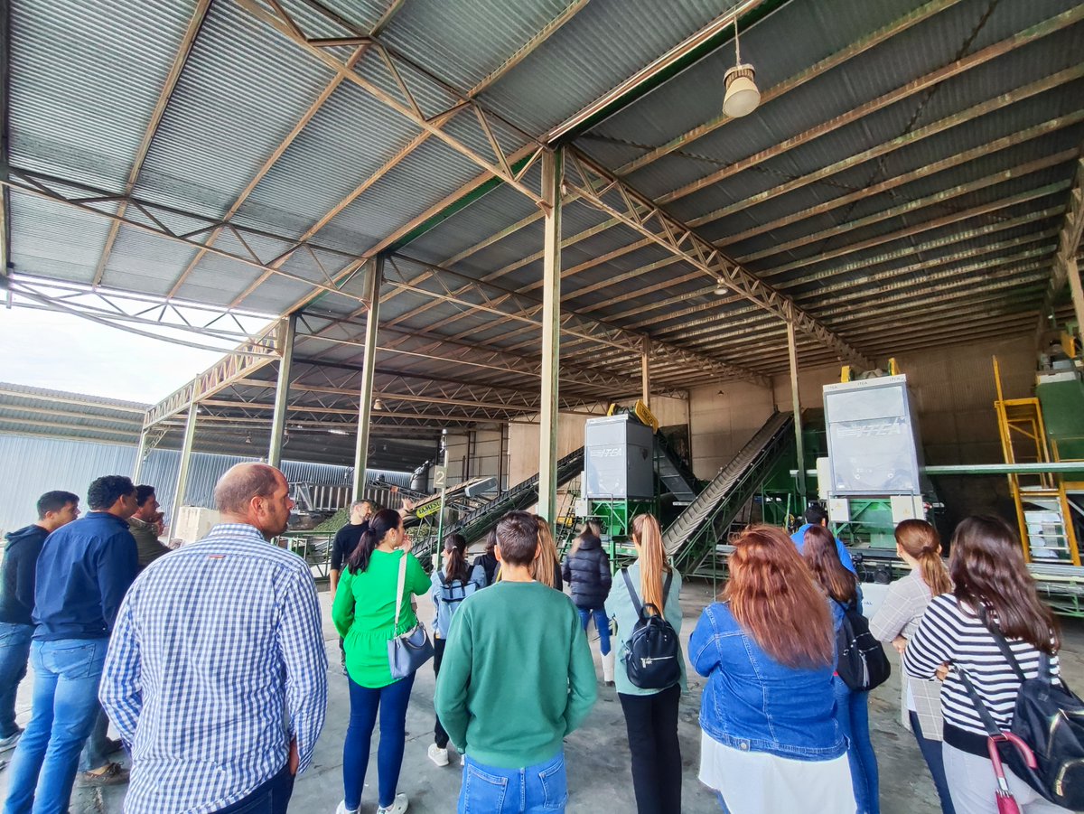 aceitesmonteoli's tweet photo. 👫VISITA👫
La pasada semana nos visitaban los alumnos de incorporación a la empresa agraria: olivicultura, dl #IFAPA de Cabra. De esta forma los asistentes pudieron ver en persona como funciona una cooperativa olivarera
#almazara #cooperativa #oleoturismo #visita #empresaagraria https://t.co/SOZJmrQZM2