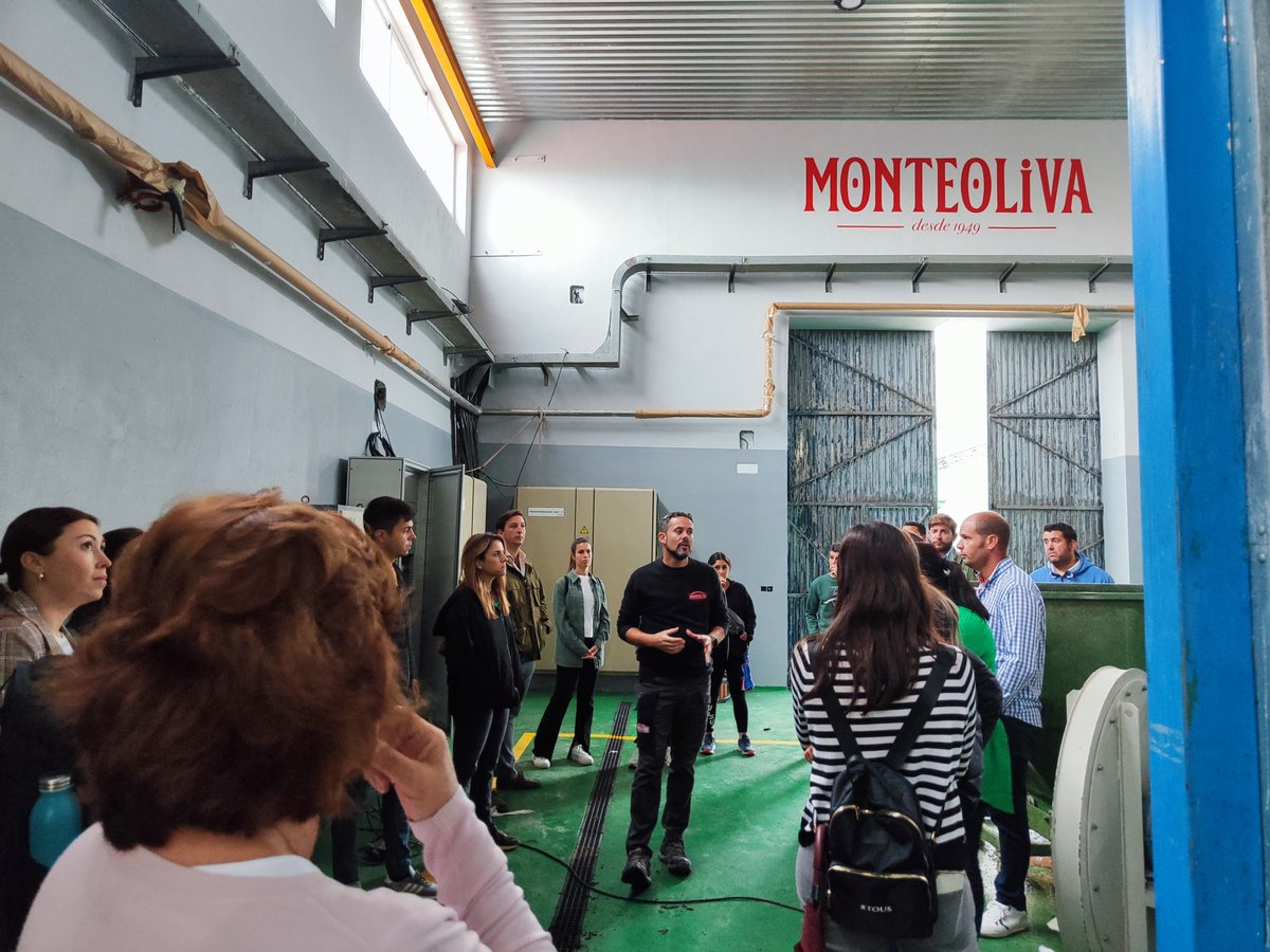 aceitesmonteoli's tweet photo. 👫VISITA👫
La pasada semana nos visitaban los alumnos de incorporación a la empresa agraria: olivicultura, dl #IFAPA de Cabra. De esta forma los asistentes pudieron ver en persona como funciona una cooperativa olivarera
#almazara #cooperativa #oleoturismo #visita #empresaagraria https://t.co/SOZJmrQZM2