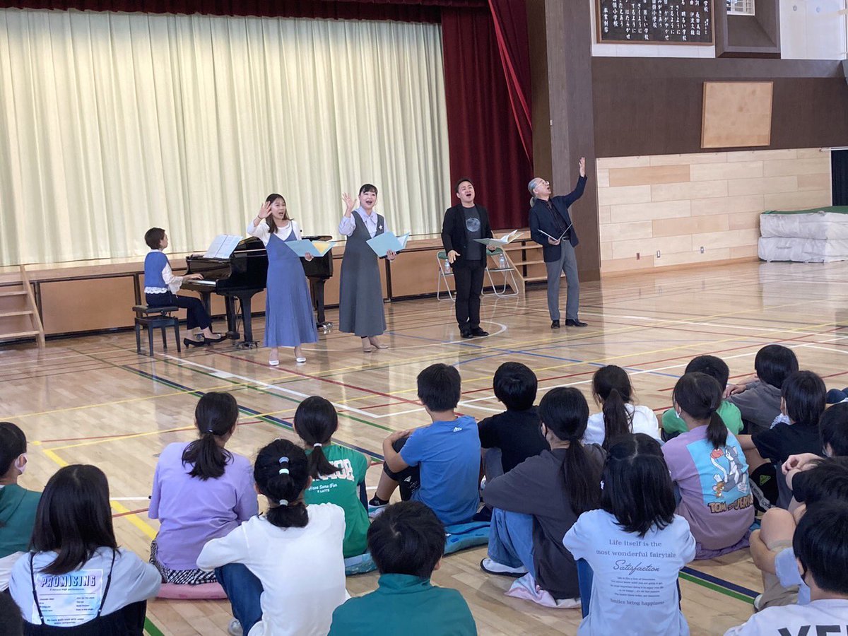 TokyoKonsei's tweet photo. 調布市立国領小学校の5〜6年生対象のアウトリーチでした🍀
「クスノキの希望」という国領小学校創立40周年記念の合唱曲を一緒に練習🎶

すごく綺麗な歌声で歌ってくれて、質問コーナーも盛り上がり…響きの良い体育館での楽しい時間はあっという間😍

11/18東混in調布も楽しみです♪
@chofu_zaidan https://t.co/i5pW6C2j8U