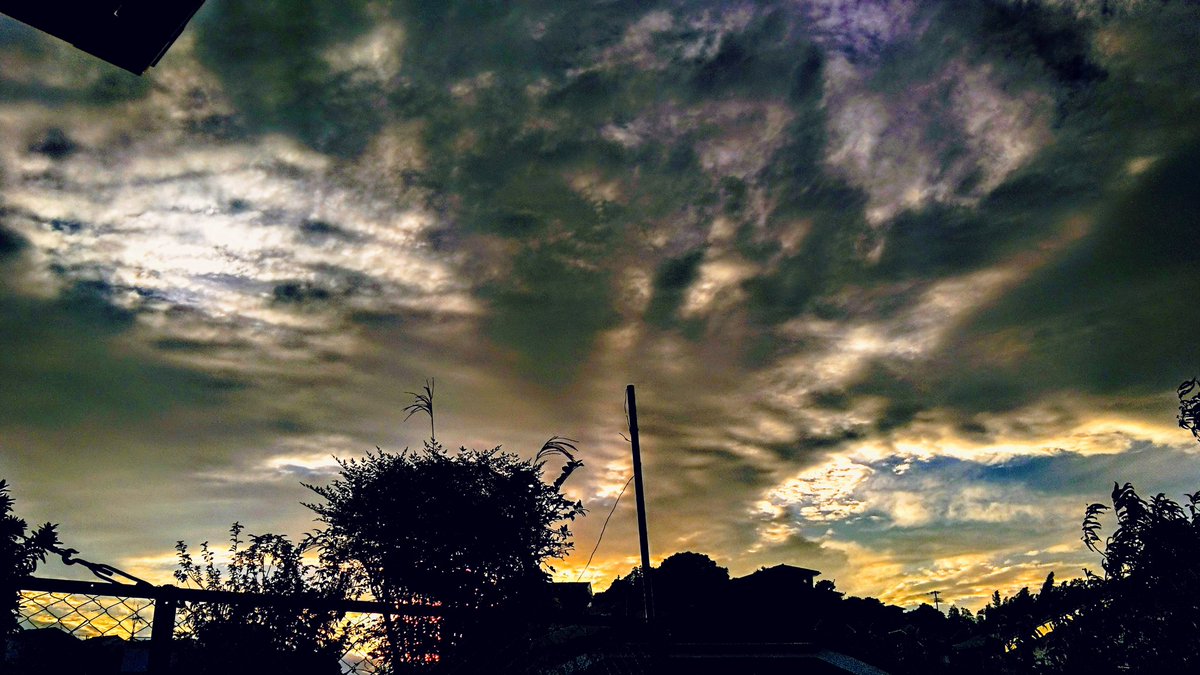 #イマソラ 
#ユウソラ 
#曇り空 
#夕焼け雲 
#evening 
#eveningsky 
#cloudsky 
#sunsetclouds