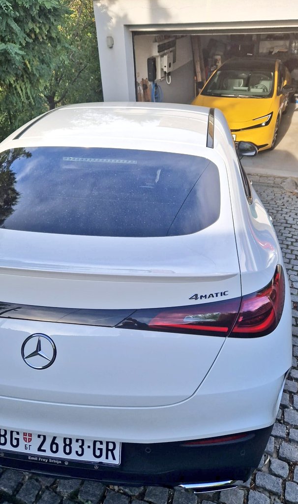 LidijaPiroski's tweet image. U #bašt# danas zvezdano i raskošno. 
Imam i struju i benzin i dizel. Tačno onako kako će izgledati automobilska industrija. 
A i iz tašne mogu da izvadim neku zvezdu 😉