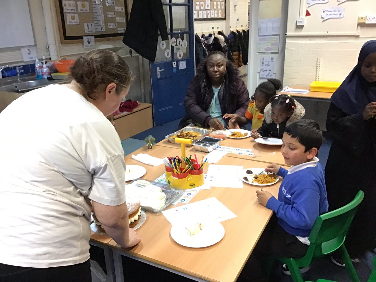 LarkHallPrimary's tweet photo. Year 2 have had a brilliant week for RE week. We’ve learnt so much about about focus religion Islam ☪️ and really enjoyed sharing food from our cultures on International Day #lhreweek #lhhgsu #lhtower #lhlondon #reweek https://t.co/70eSJf8mdU