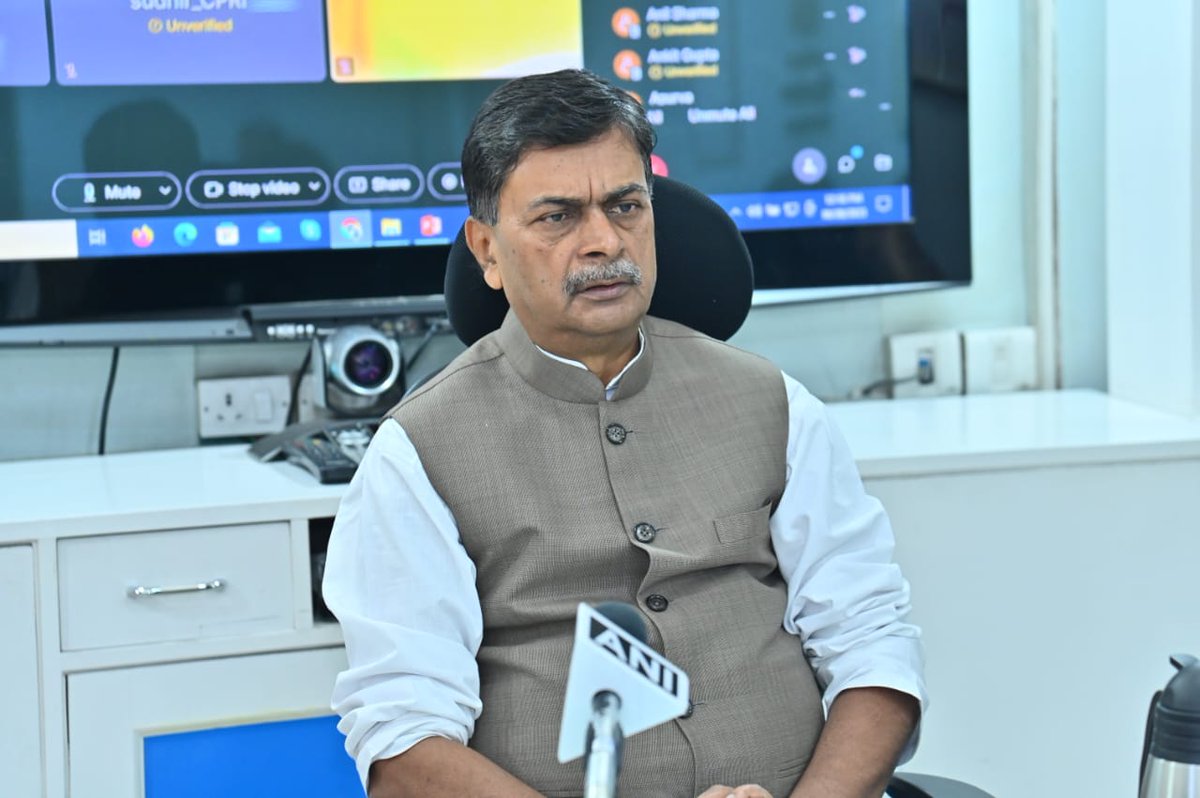 OfficeOfRKSingh's tweet photo. Hon’ble Minister for Power and New &amp; Renewable Energy Shri @RajKSinghIndia launched ‘Standard and Labelling (S&amp;L) Program’ for solar photovoltaic modules at Shram Shakti Bhawan today. https://t.co/QciDGxr7SG