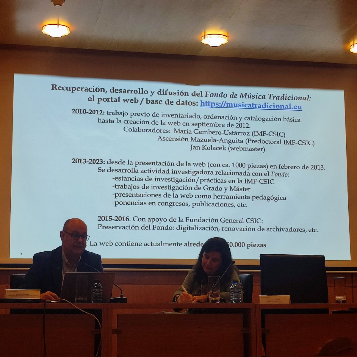 Comenzando @CongresoHDH2023 la conferencia invitada de Emilio Ros-Fabregas del @CSICdivulga. Trabajo con 50000 piezas/fichas en su web. @HDHispanicas @ETSIIUNED