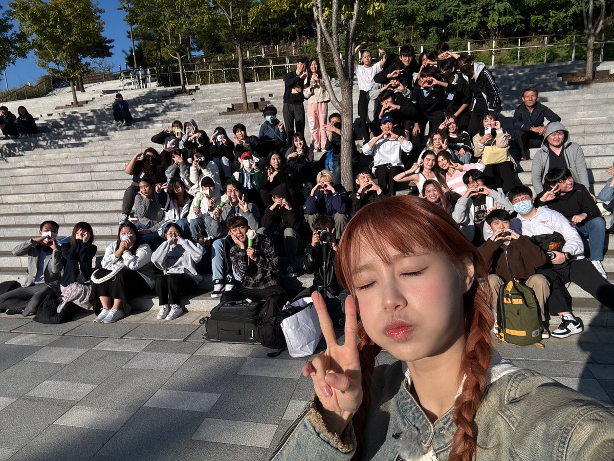 KBSWorldTV's tweet photo. 🎉[#GET STREET ATTACK]🎉

CHUU made her <GET STREET ATTACK> debut today at Mangwon Hangang Park! The fans have gathered to see the star work her magic~

“It’s you,my little hero” 🎵

★CHUU IS HERE ★

@chuu_atrp

#GET #KBSWORLD #StreetAttack #KPOP #CHUU #Howl #케이팝 #댄스챌린지 #츄