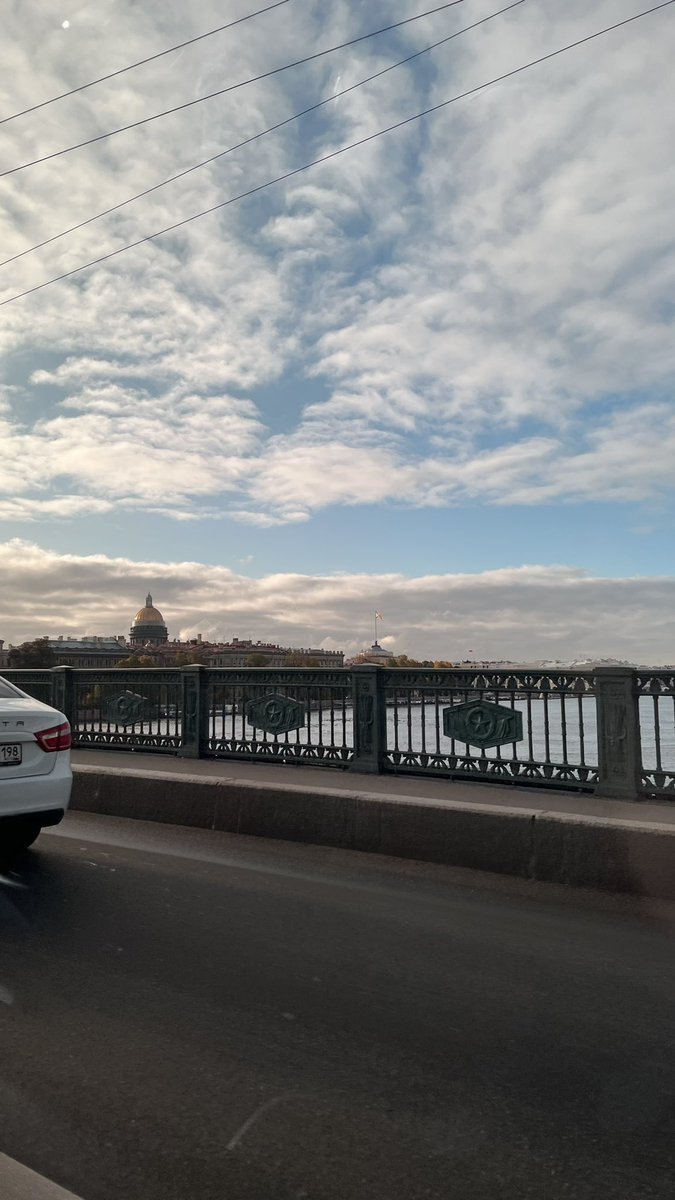 _brikk's tweet photo. Еду в такси. И чёт как-то хорошо, солнышко, Петербург такой красивый. Сижу щурюсь, улыбаюсь. Водитель так по-доброму, поглядывая на меня в зеркало:
«Первый раз приехали?»
Я: «Последний»

Звучат звуки всхлипываний. https://t.co/scnlqBPGbm