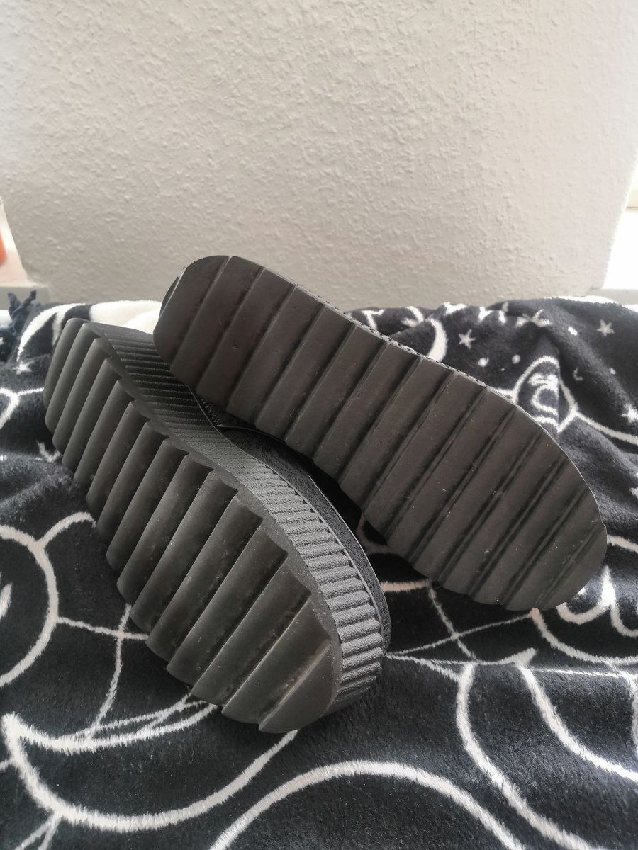 Kennt ihr das? Ihr kauft euch was und seid super happy aber ihr merkt, ihr nutzt es gar nicht so oft? So geht es mir mit diesen Schätzen! So gut wie ungetragen, deshalb suchen sie ein neues Zuhause für je 60€ inkl. versichterten Versand in DE (Killstar,Größe 39)
Gerne Retweet🧡