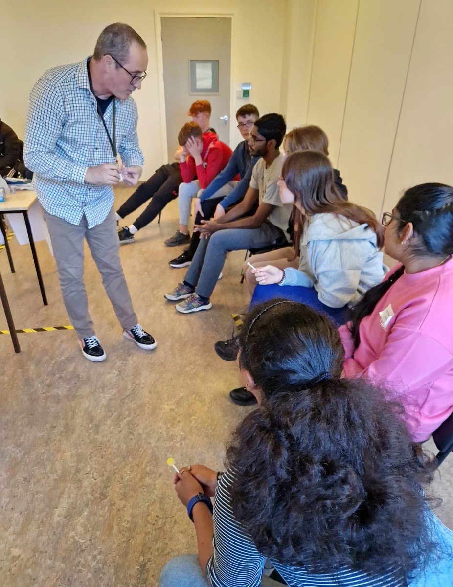 CostelloeKate's tweet photo. ⁦Our lab scientists &amp; social work team igniting young minds #TYweek #endlesspotential @Beaumont_Dublin⁩ ⁦@PaulaCallaghy⁩ ⁦@JohnCrumlish2⁩ https://t.co/9ZfFocdCID