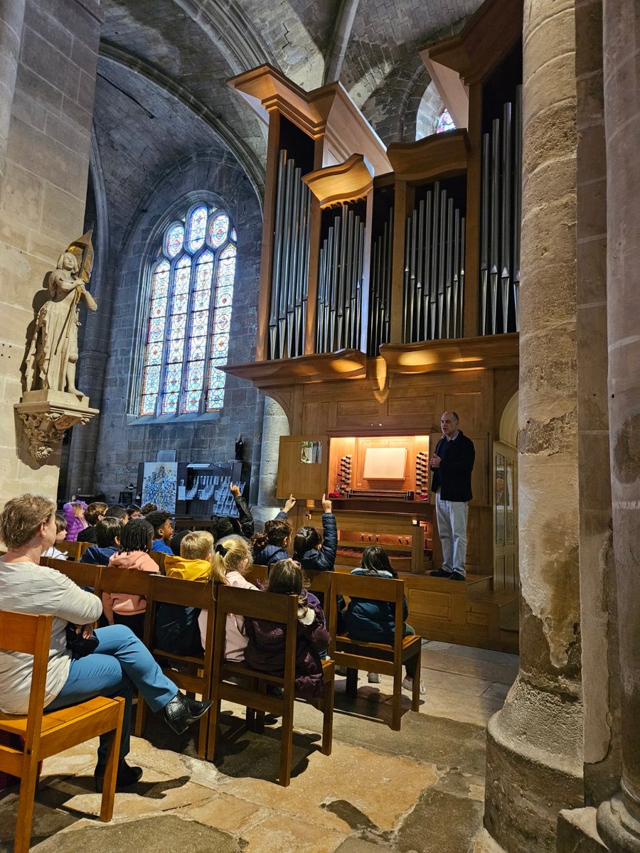 Découverte de l'Orgue de l'église d'Auvers sur Oise pour les scolaires de l'école des Aulnaies à Auvers-sur-Oise
Des questions en pagaille sur le "Pape des instruments", de la surprise devant la multitude des possibilités , bref un beau moment de partage autour de la musique !