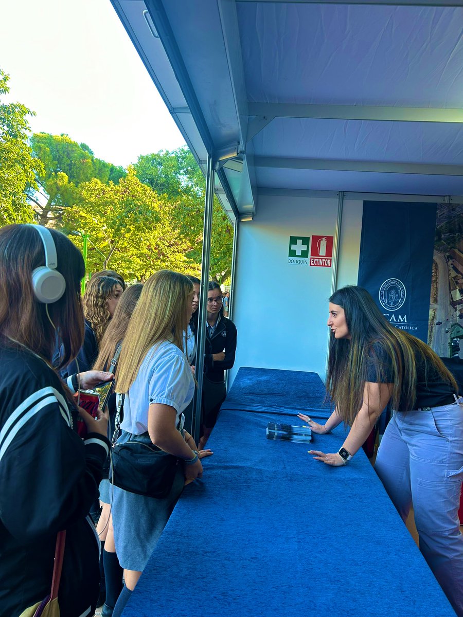 ¡Ya estamos con los últimos preparativos para arrancar en la Semana de la Ciencia y Tecnología🧪🧬#Secyt23 que este año cumple #20añossecyt! 

¡A las 10:30 arrancamos programa! ¡Os esperamos! 🎙️💛💙