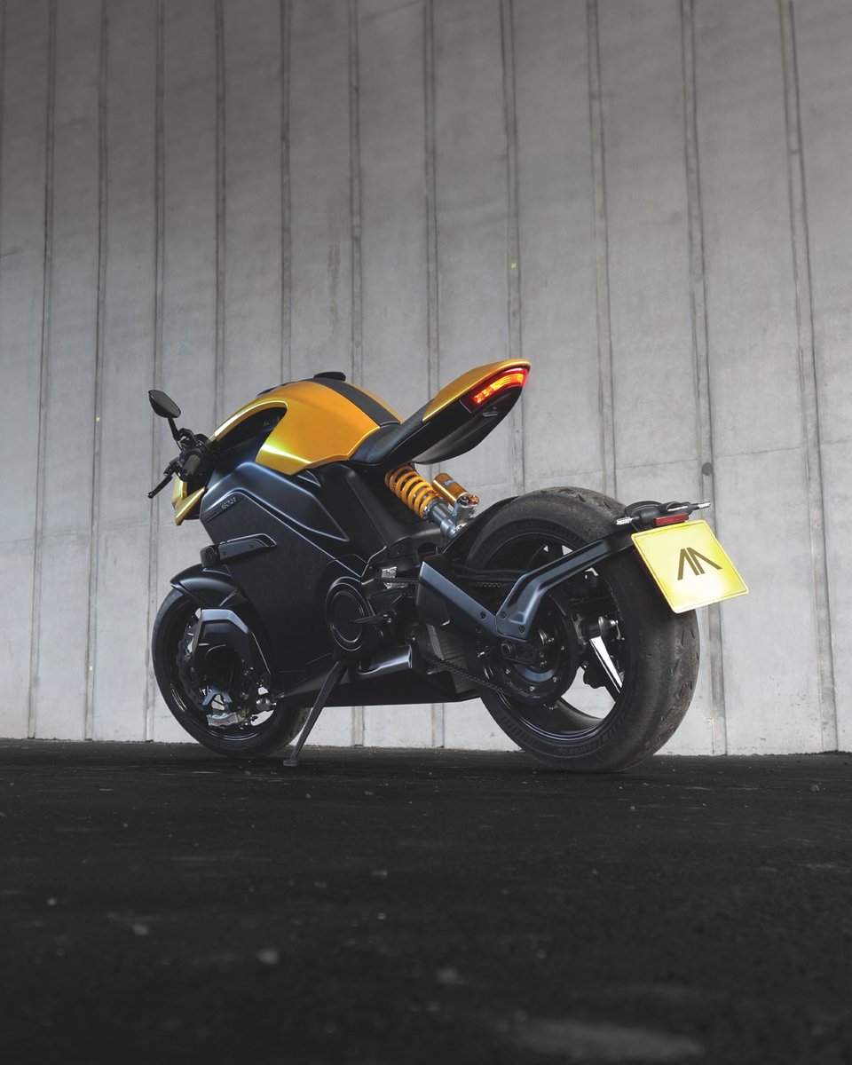 ArcVehicle's tweet image. Embarking on a journey, featuring sleek lines and an electrifying ride... 

#arcvehicle 
#arcvector
#electricmotorcycle
#adifferentroad