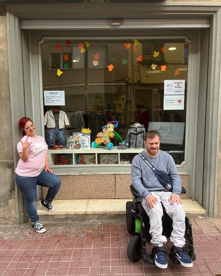 AndiDownSbd's tweet photo. A Xic x Xics ja ens ha arribat la roba de la temporada tardor-hivern. Recorda que també tenim calçat, complements, llibres i joguines per a infants de 0 a 6 anys. Ajuda'ns a donar una segona vida a tots aquests articles! https://t.co/HvUodd4szw