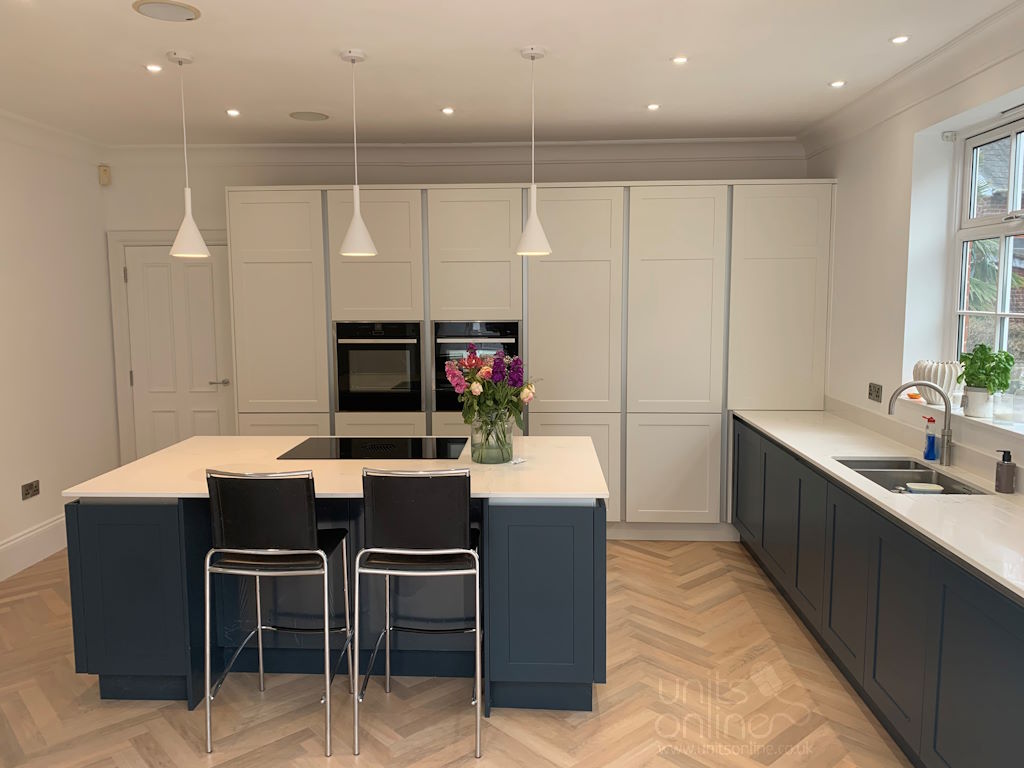 UnitsOnline's tweet image. Another stunning kitchen!

This is the Second Nature Hunton shaker kitchen in true handleless style.  The colours are porcelain and hartforth blue.

The worktop is Messina, which is a CRL Quartz worktop.

#shaker #truehandleless #unitsonline