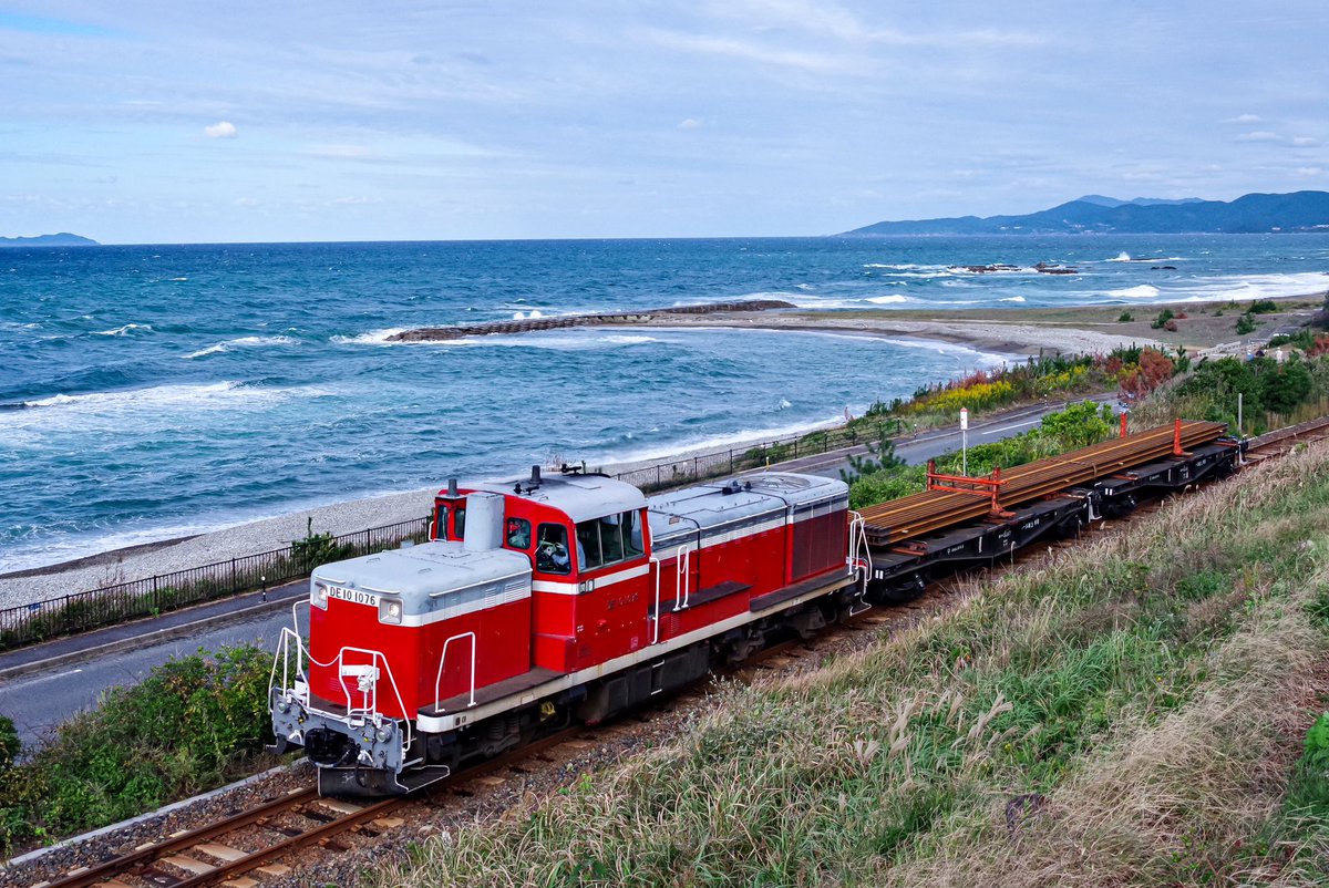 DMH17C_'s tweet photo. 2023/10/20
工9583レ〜工9585レ
東萩工臨（山口線経由）
DE10 1076号機+チキ2車
（積載…50N×25M×25本） https://t.co/oIz28IRUTf