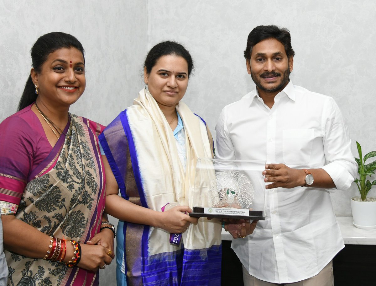 oneindiatelugu's tweet photo. సీఎం క్యాంప్ కార్యాలయంలో ముఖ్యమంత్రి శ్రీ వైఎస్ జగన్ను కలిసిన ఏషియన్ గేమ్స్లో పతకాలు సాధించిన ఏపీ క్రీడాకారులు కోనేరు హంపి, బి.అనూష, యర్రాజీ జ్యోతి
#YSJagan #CMJagan #AsianGames #AsianGames2022 #KoneruHampi #BAnusha #YarrajiJyothi #Oneindiatelugu https://t.co/iCdo7yOUvC
