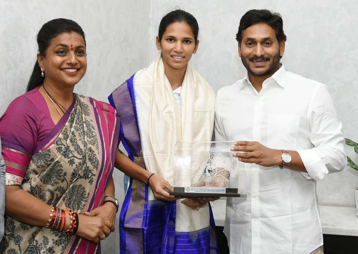 oneindiatelugu's tweet photo. సీఎం క్యాంప్ కార్యాలయంలో ముఖ్యమంత్రి శ్రీ వైఎస్ జగన్ను కలిసిన ఏషియన్ గేమ్స్లో పతకాలు సాధించిన ఏపీ క్రీడాకారులు కోనేరు హంపి, బి.అనూష, యర్రాజీ జ్యోతి
#YSJagan #CMJagan #AsianGames #AsianGames2022 #KoneruHampi #BAnusha #YarrajiJyothi #Oneindiatelugu https://t.co/iCdo7yOUvC