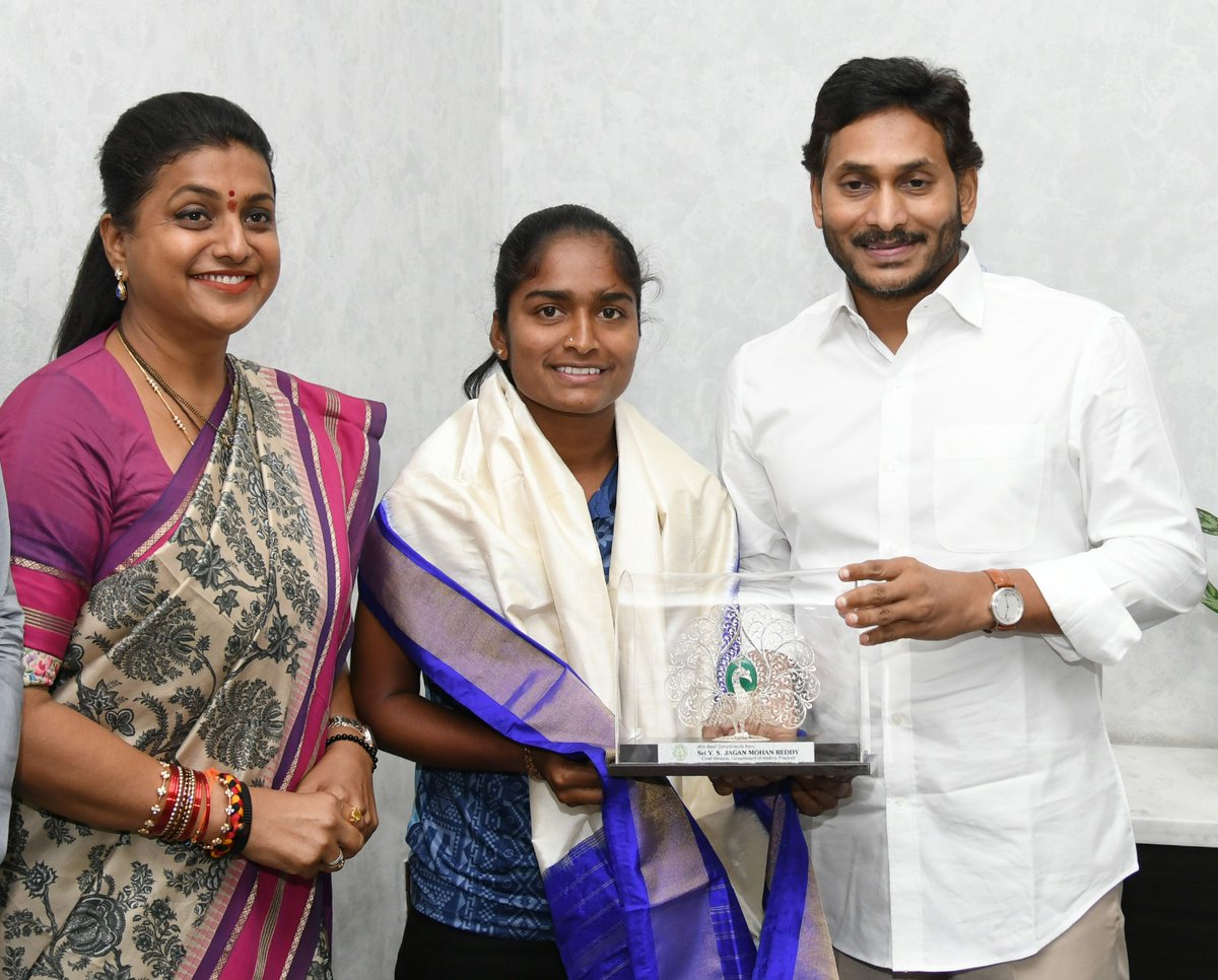 oneindiatelugu's tweet photo. సీఎం క్యాంప్ కార్యాలయంలో ముఖ్యమంత్రి శ్రీ వైఎస్ జగన్ను కలిసిన ఏషియన్ గేమ్స్లో పతకాలు సాధించిన ఏపీ క్రీడాకారులు కోనేరు హంపి, బి.అనూష, యర్రాజీ జ్యోతి
#YSJagan #CMJagan #AsianGames #AsianGames2022 #KoneruHampi #BAnusha #YarrajiJyothi #Oneindiatelugu https://t.co/iCdo7yOUvC