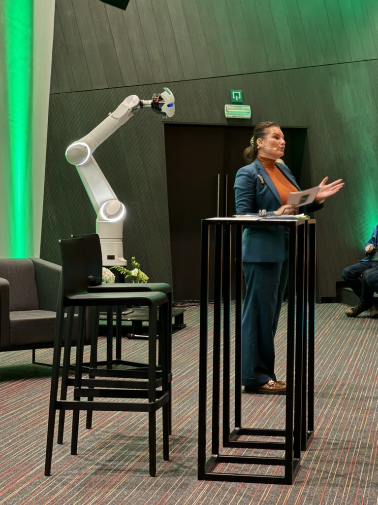 KoenRyckenboer's tweet photo. Start van congres ACV-Transcom: #Odyssee2030. Nemen robots onze jobs over? Of kunnen nieuwe technologieën onze jobs werkbaar maken? Interessante denkoefening… https://t.co/reeJo6cIIJ