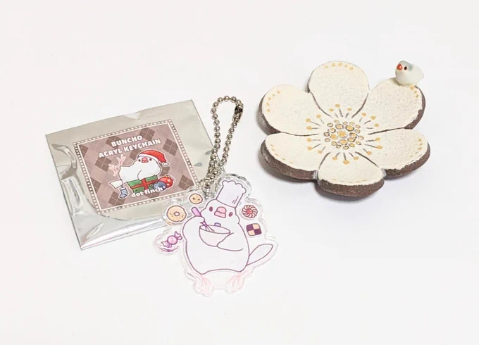 昨日の #文鳥まつり のお手伝い後に 戦利品をGETしました〜^( 'Θ' )^  厳選して dot finchさん() のランダムアクキーと 今回も大好きなコトリセラミックスさん() から小皿をお迎え!  今年も会場は夢の国になってます