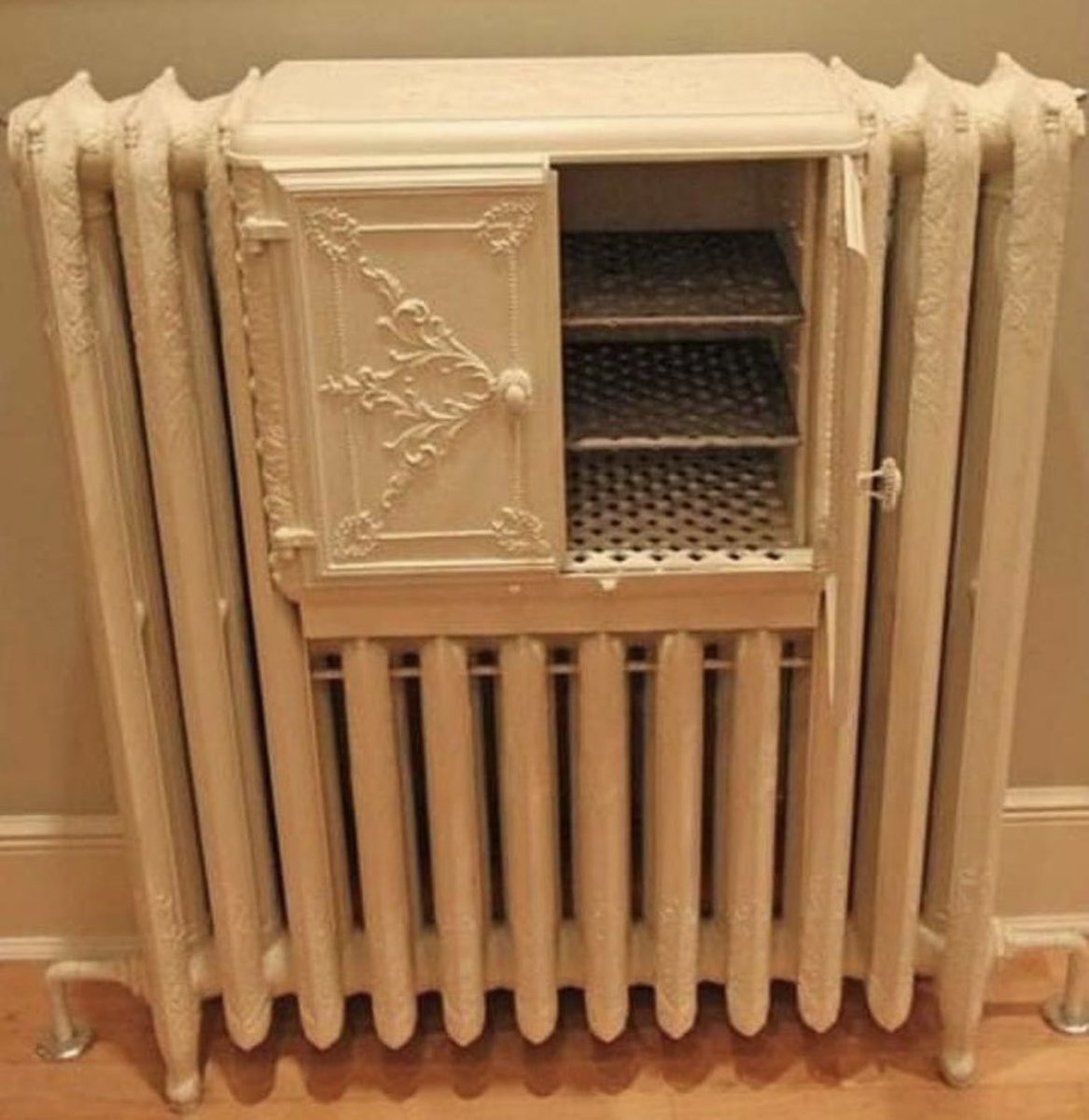 historyinmemes's tweet image. Late 19th century Victorian radiator with a built in warming oven, which was usually used to keep plates warm before serving food on them.
