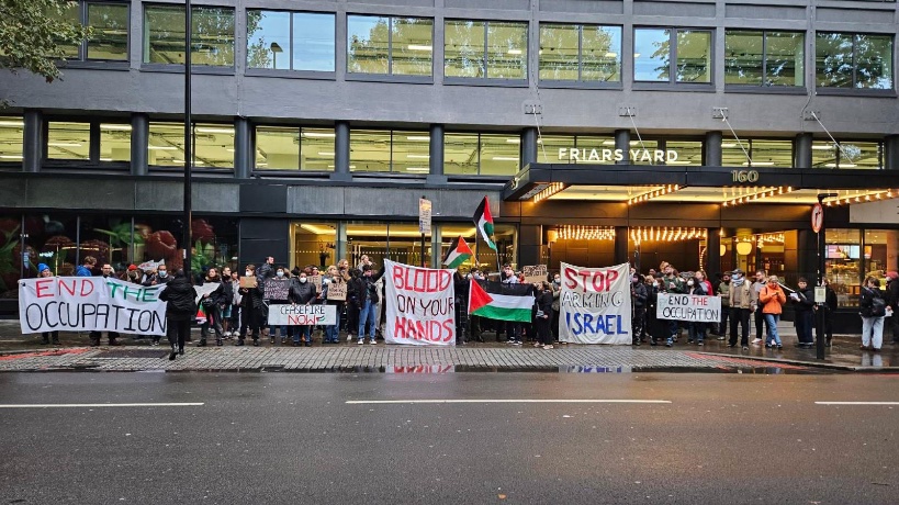 Masses of us outside Labour HQ demanding #EndLabourComplicity in #GazaGenocide ! 

This is one of TEN actions today calling on Labour to call for #CeasefireNOW  #StopArmingIsrael