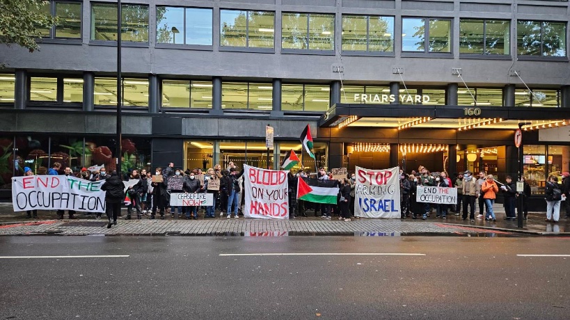 Masses of us outside Labour HQ demanding #EndLabourComplicity in #GazaGenocide ! This is one of TEN actions today calling on Labour to call for #CeasefireNOW #StopArmingIsrael