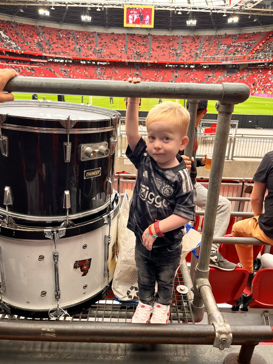 slak020's tweet photo. Trots ook Xavi heeft zijn #ajaxdebuut gemaakt. @AjaxFancare #ajaaz https://t.co/YHrwyRO6D1