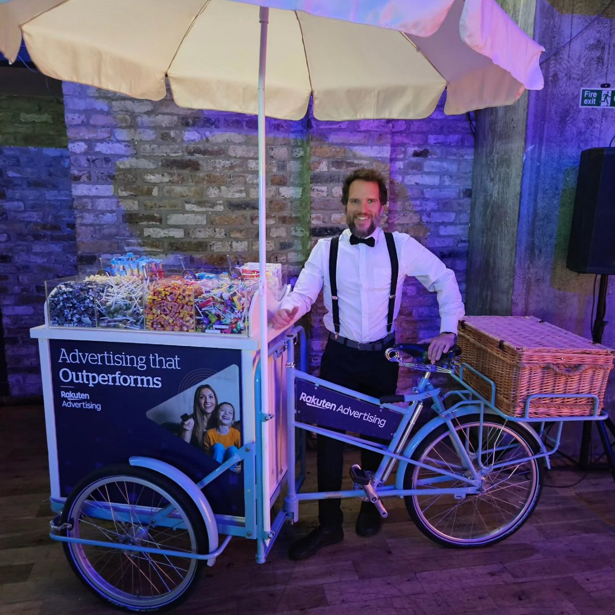 chillywhiteltd's tweet photo. 🎉 Had a blast representing @RakutenUK at the @IABUK event at @thesteelyard! 🍭 Our pick and mix service brought back all the retro vibes and sweet memories for our amazing guests. 🎶 🙌 #Pickandmixsweets https://t.co/svPxChE1im