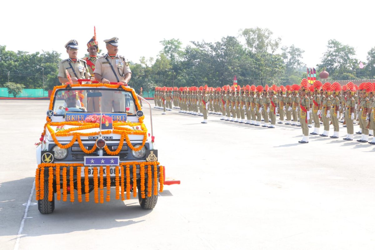stcbsfnb's tweet photo. 20.10.2023

Attestation Parade.

607 Recruits including 244 mahila trainees paased out from the portals of @stcbsfnb in an impressive parade. Sh Nitin Agrawal, DG BSF reviewed the parade and praised the performance of recruits. 

#Training
@BSF_India 
@BSF_SDG_EC
@PIBHomeAffairs https://t.co/dT4GsrFu4r