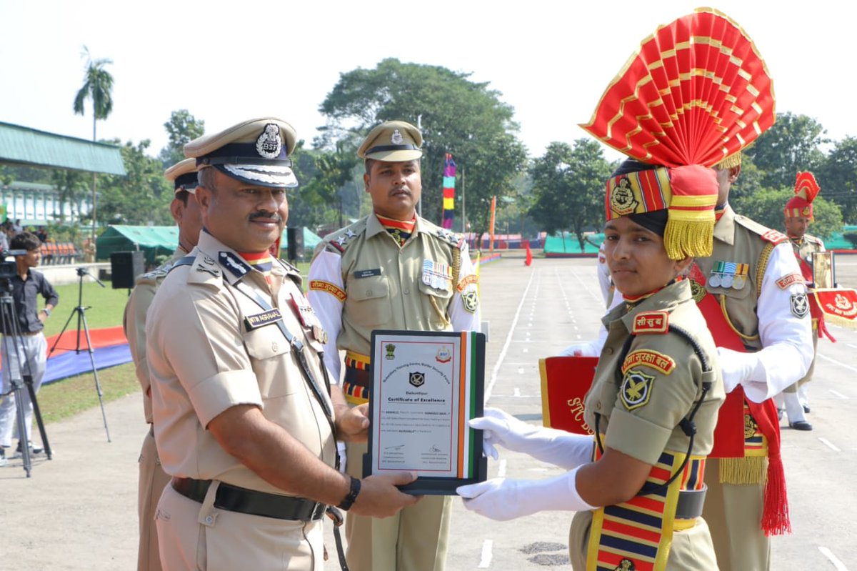 stcbsfnb's tweet photo. 20.10.2023

Attestation Parade.

607 Recruits including 244 mahila trainees paased out from the portals of @stcbsfnb in an impressive parade. Sh Nitin Agrawal, DG BSF reviewed the parade and praised the performance of recruits. 

#Training
@BSF_India 
@BSF_SDG_EC
@PIBHomeAffairs https://t.co/dT4GsrFu4r