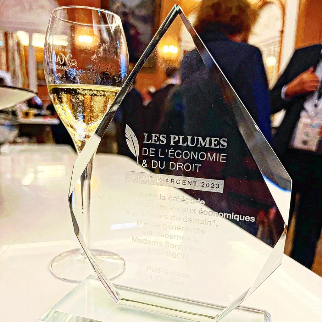 🏆 Très heureuse de recevoir la Plume d'Argent remise par <a href="/BLF_Paris/">Business & Legal Forums</a> pour mon article «AI Act: entre éthique et business, la loi sur l’intelligence artificielle se cherche» publié dans <a href="/lopinion_fr/">l'Opinion</a> en janvier
Special thanks <a href="/DesjardinsCecil/">Cécile Desjardins</a>