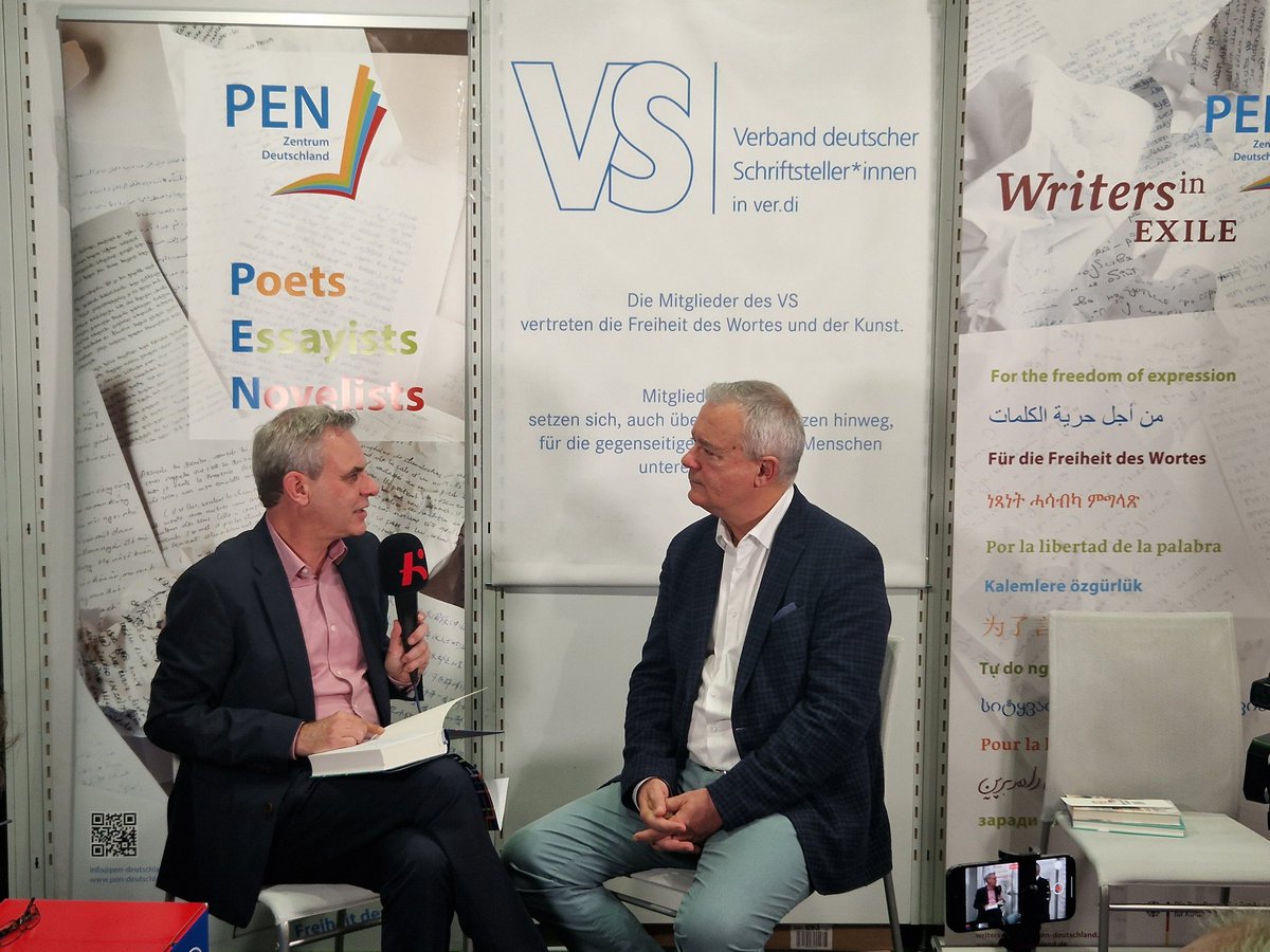 Kulturpodcast: Literatinnen &amp; Literaten im Gespräch heute am PEN-Stand (Halle 3.1/K73) auf der Frankfurter #Buchmesse!
Frank Überall (Digitalverlag KIVVON) im Gespräch mit den PEN-Mitgliedern Iljia Trojanow (10 Uhr), Kathrin Röggla (11.15 Uhr), Roswitha Quadflieg (12 Uhr) #fbm23
