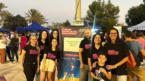 grupodesym's tweet photo. El pasado 29 de septiembre, con motivo de la Noche Europea de l@s Investigador@s, se presentó el taller “Descubriendo los cabezos de Huelva”. Se pudo conocer algunas de las características, funciones y beneficios de los cabezos para la ciudadanía onubense.
#uhu #nocheeuropea https://t.co/pd2i7GieFi