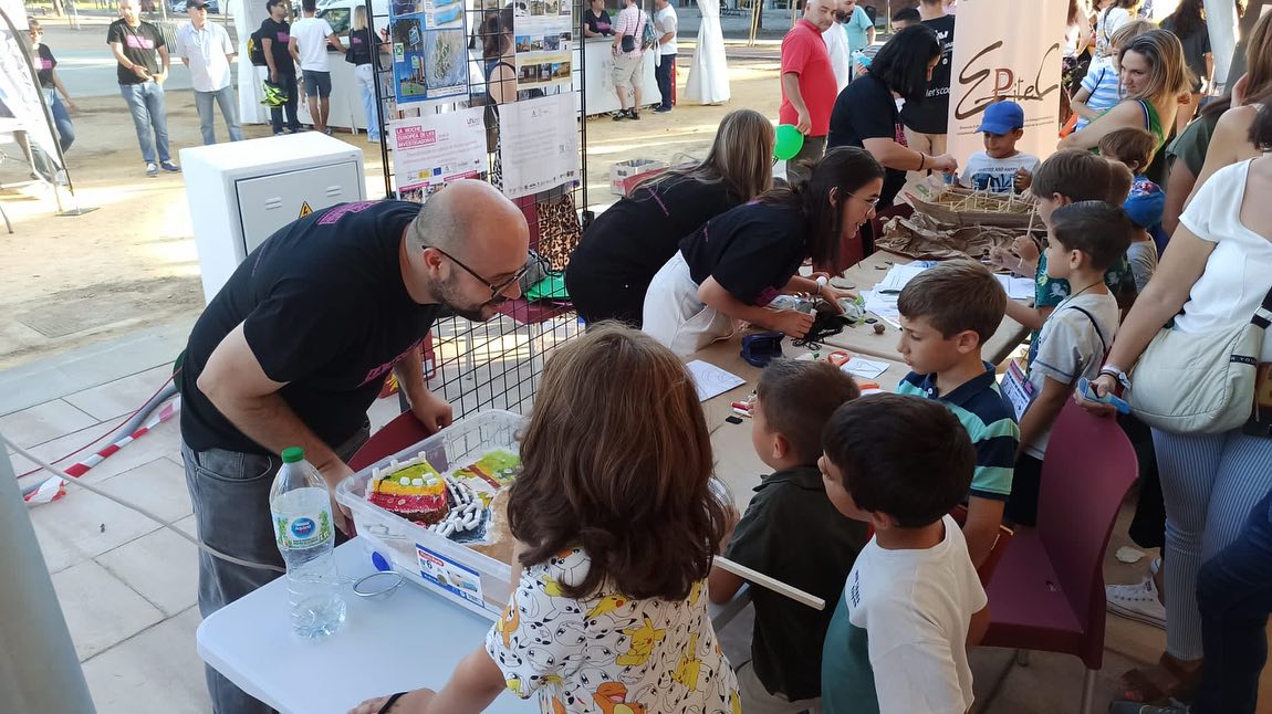 grupodesym's tweet photo. El pasado 29 de septiembre, con motivo de la Noche Europea de l@s Investigador@s, se presentó el taller “Descubriendo los cabezos de Huelva”. Se pudo conocer algunas de las características, funciones y beneficios de los cabezos para la ciudadanía onubense.
#uhu #nocheeuropea https://t.co/pd2i7GieFi