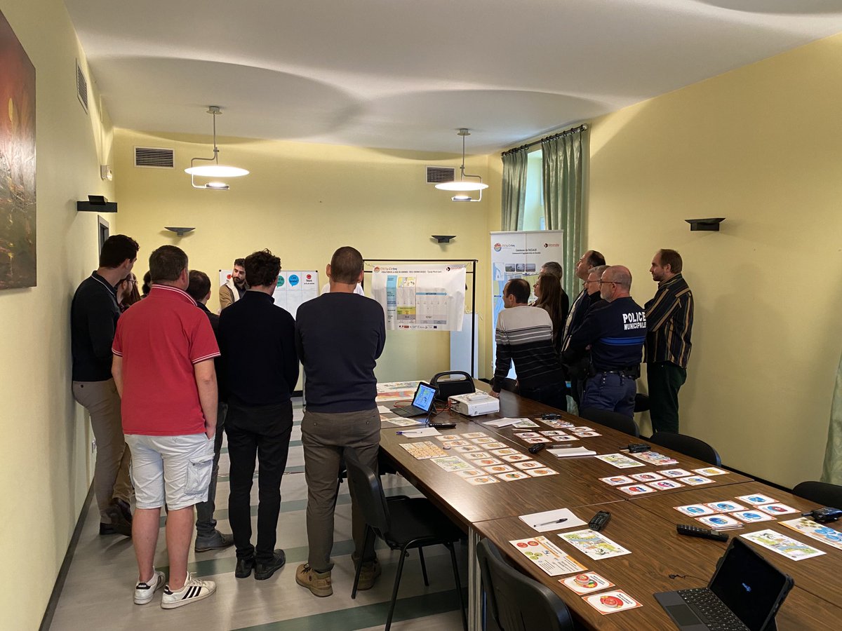 MatLavole's tweet photo. Deuxième journée du #RésilienceTour 2023 orientée #formation #gescrise pour les élus du département ⁦⁦@gironde⁩ avec concours ⁦@AFPCNT_risques⁩ et ⁦@RisquesMajeurs⁩. Au programme ce matin : exercice #CitinCrise et #RETEX cet après midi 🔥⛈️🌊⚡️❄️ https://t.co/P07EM8WzbG