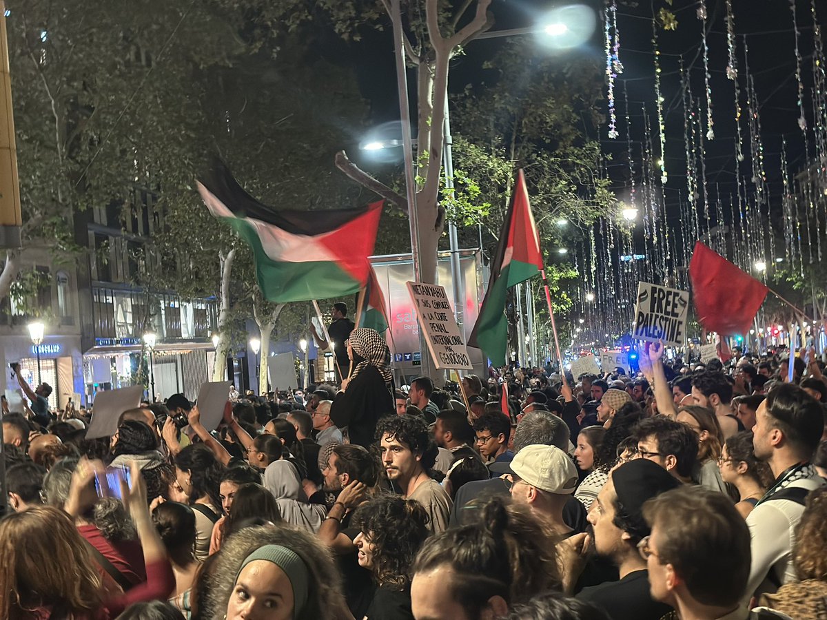 Miles de Barceloneses salieron a las calles unidos a favor de pueblo palestino con eslóganes de “No es una guerra, Es un genocidio”۔۔۔ “Europa patrocina, Israel asesina”۔۔۔ “Gaza Gaza no está sola”۔۔۔ “Free Free Palestine”۔۔“Llibertat per Palestine”🇵🇸.