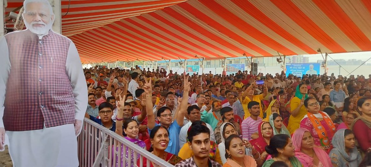 AIRNewsHindi's tweet photo. 21 वीं सदी का भारत, आज हर क्षेत्र में प्रगति की नई गाथा लिख रहा है। नमो भारत ट्रेन, भारत के नए सफर और नए संकल्पों को परिभाषित करती है और #NamoBharatTrain में भविष्य के भारत की झलक है - पीएम नरेंद्र मोदी
#AIRPICS Dipendra https://t.co/OPcHgwg35O