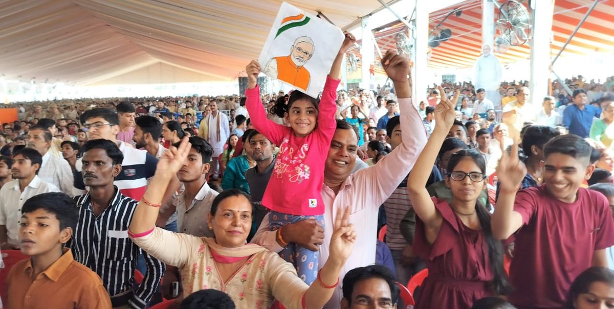 AIRNewsHindi's tweet photo. 21 वीं सदी का भारत, आज हर क्षेत्र में प्रगति की नई गाथा लिख रहा है। नमो भारत ट्रेन, भारत के नए सफर और नए संकल्पों को परिभाषित करती है और #NamoBharatTrain में भविष्य के भारत की झलक है - पीएम नरेंद्र मोदी
#AIRPICS Dipendra https://t.co/OPcHgwg35O
