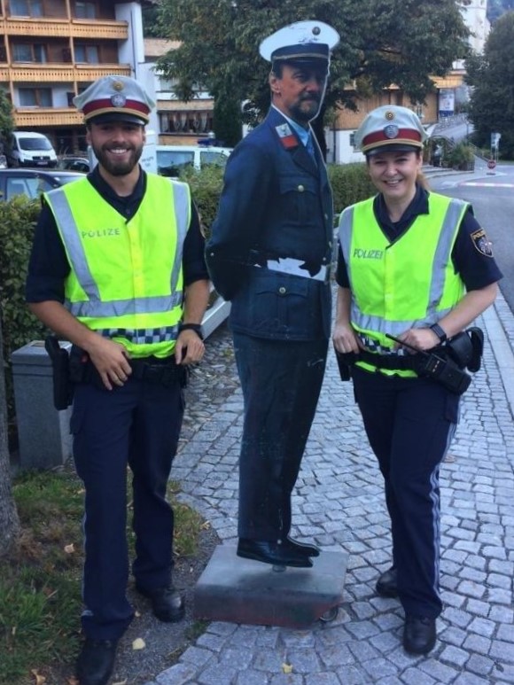 #polizeialltagimblitzlicht

Kollege "Vinzenz" 📷 unterstützt die Beamt*innen 📷📷 der PI Schruns 📷 Still, stumm, aufrecht und immer im Einsatz 📷

#polizeivorarlberg #schruns #ländle #unterstützung #job #figur #aufmerksamkeit #immerda

📷 PI Schruns