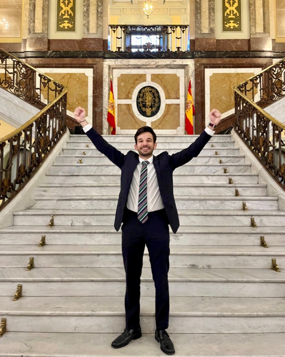 javivilopez11's tweet photo. Qué bonito es cuando todo con lo que has soñado se cumple. 

Orgulloso del camino; agradecido a todos los que me han acompañado. 

Empieza lo bueno 👨🏻‍⚖️ https://t.co/3lhH1oKShf
