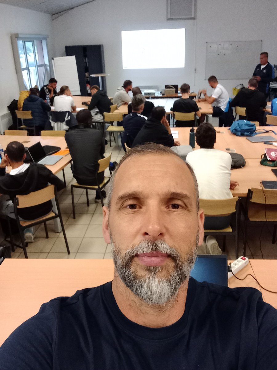 MignotteS's tweet photo. Retour sur mon intervention au diplôme UEFA A à la Ligue de Football d'Occitanie sur la coordination et de la motricité dans le foot

Comment j'intègre cette variable dans mes séances et ma programmation ? Dans quel procédé de séance ?
En travail dissocié, associé ou intégré ? https://t.co/bqoXnBTaKR