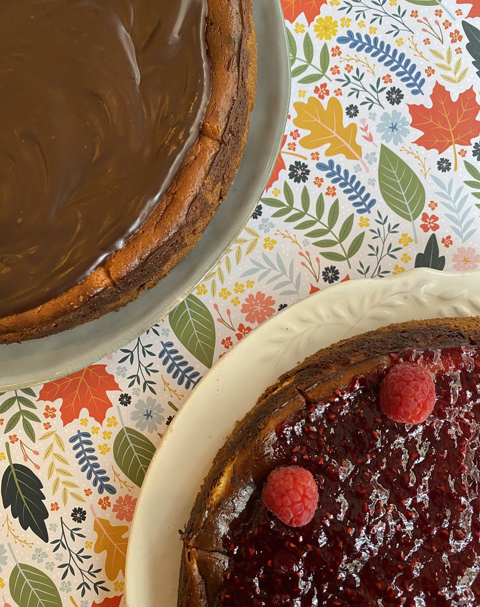 Ahora si que si el otoño ya está aquí.
Apetece una tarta de queso? Con frambuesa o chocolate? 🍁🍃🍰