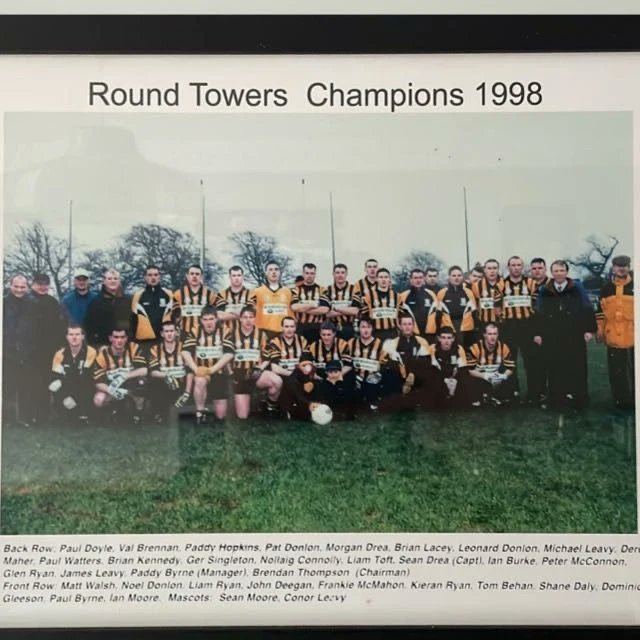 RoundTowers_Gaa's tweet photo. ⚫️ Round Towers GFC Senior Championship Winners 1998 🟠

This Sunday 22nd Oct, our Round Towers Jubilee Team are guests of honour at the County Senior Football Final in Carlow.

Round Towers reign in the Newbridge rain
https://t.co/VfhcXdz3Vi https://t.co/wDvJHpQVam